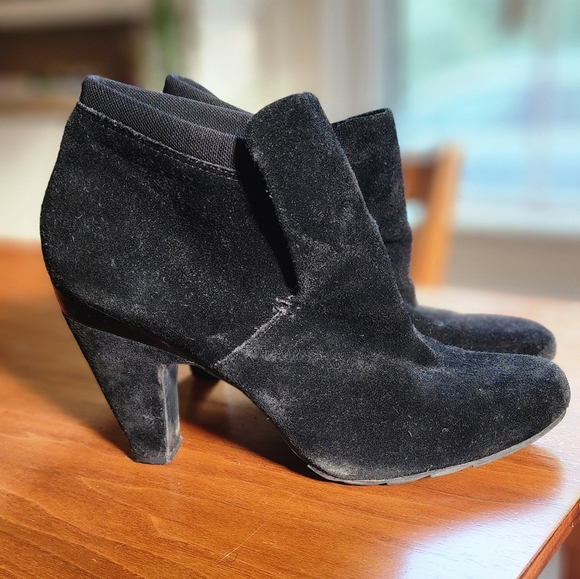 REACTION: Kenneth Cole suede ankle boot. Size 9US. - Picture 2 of 7